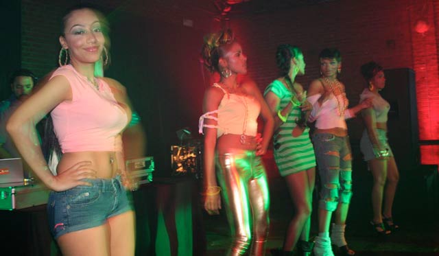 dj-hero-chicks dj-hero-chicks